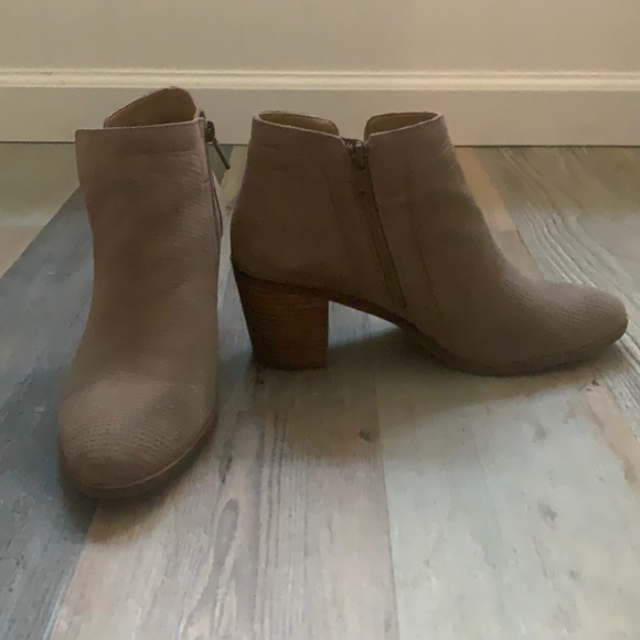 Women’s size 10 Lucky Brand Bootie - Picture 1 of 3